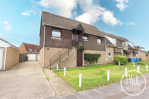 2 bed property, in Cowslip Crescent, £140,000