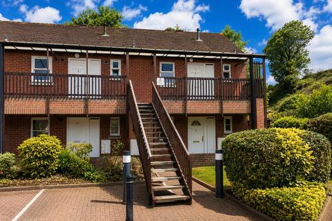 1 bed property, in Sunningdale Mews, £170,000