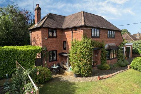 4 bed property, in Hawthorn Road, £925,000