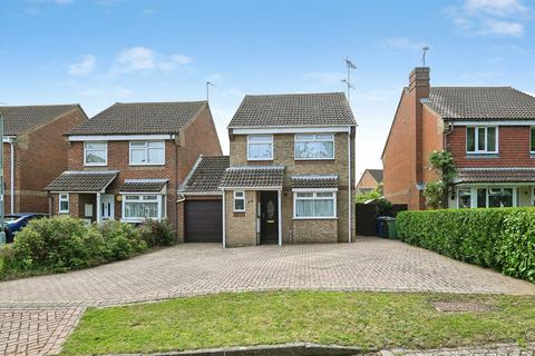 3 bed property, in Beauvoir Drive, £335,000