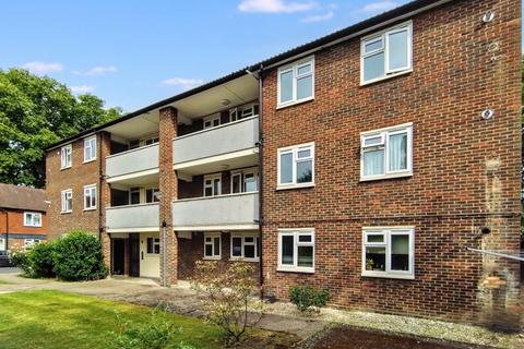 1 bed property, in 2 Brick Farm Close, £220,000