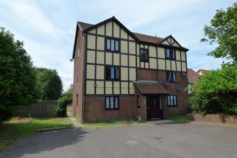 1 bed property, in Courtlands Way, £85,000