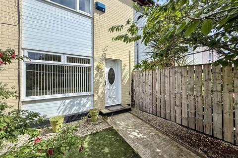 2 bed property, in Scarfell Close, £71,995