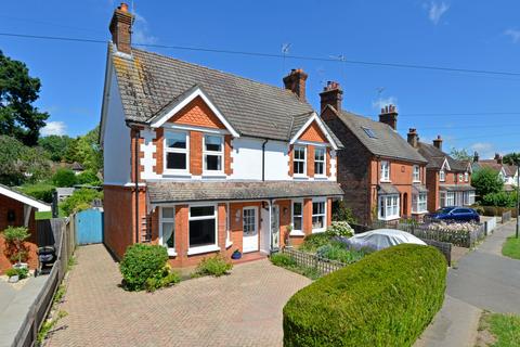 3 bed property, in Mead Road, £575,000