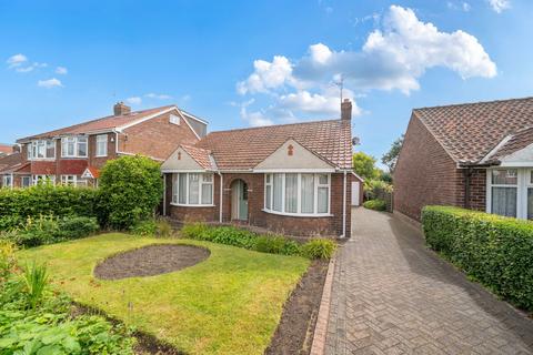 2 bed property, in Tranby Avenue, £325,000