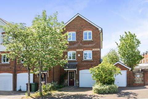 4 bed property, in Farleigh Lane, £425,000