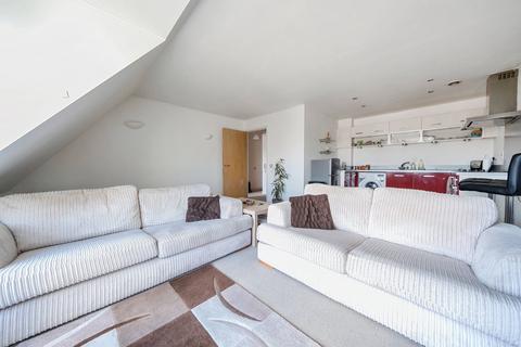 1 bed property, in Broad Street, £75,000