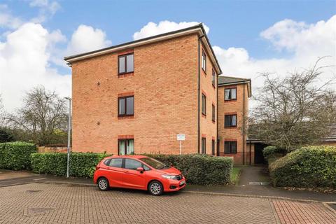 1 bed property, in Loris Court, £190,000