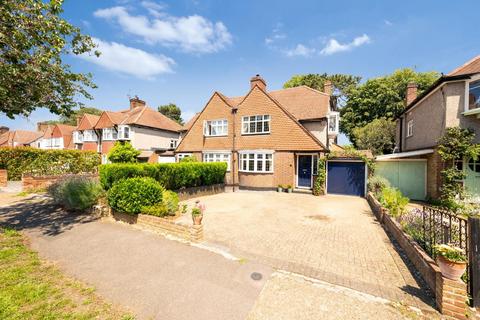 3 bed property, in Ewell Park Way, £725,000