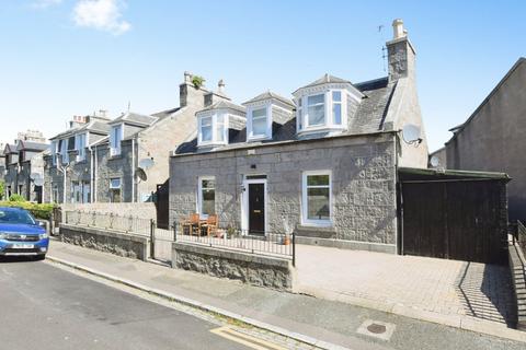 3 bed property, in Gladstone Place, £170,000
