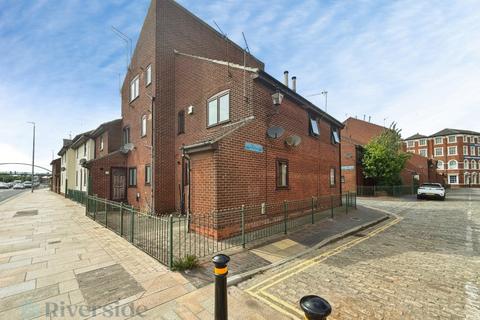 1 bed property, in Castle Street, £79,950