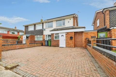 3 bed property, in Whitethorn Grove, £150,000