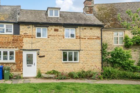 3 bed property, in Manor Road, £425,000