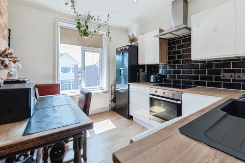 2 bed property, in Richmond Park Road, £240,000