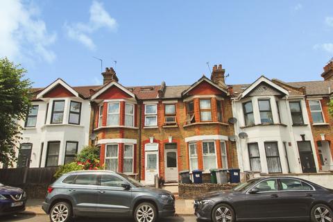 1 bed property, in Squires Lane, £360,000