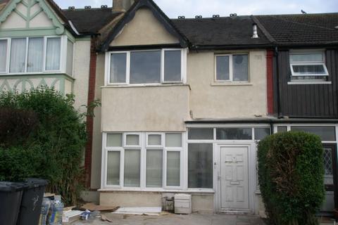 3 bed property, in Woodstock Avenue, £595,000