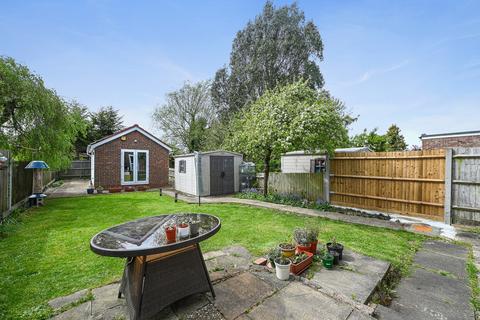 4 bed property, in Boxtree Road, £750,000
