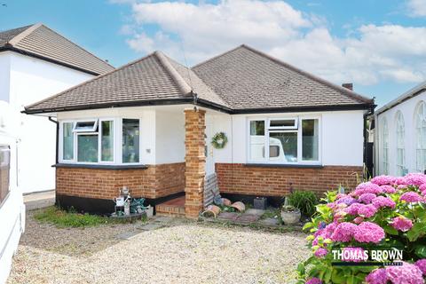 2 bed property, in Lodge Crescent, £519,000