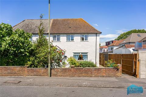 5 bed property, in Crossway, £750,000