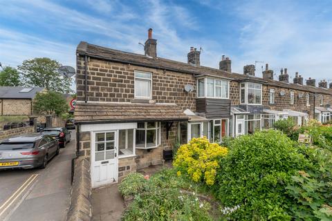 2 bed property, in Bradford Road, £180,000
