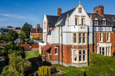 6 bed property, in Victoria Square, £1,295,000