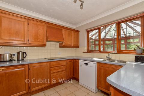 5 bed property, in Chapel Lane, £800,000