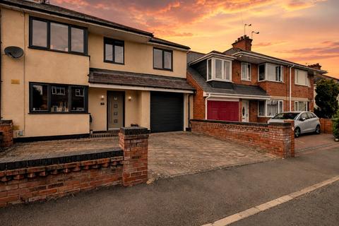 5 bed property, in Woodbury Road North, £390,000