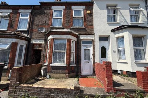 2 bed property, in Althorp Road, £260,000