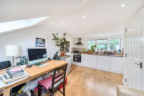2 bed property, in Rosslyn Crescent, £325,000