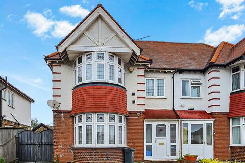 3 bed property, in Great West Road, £850,000