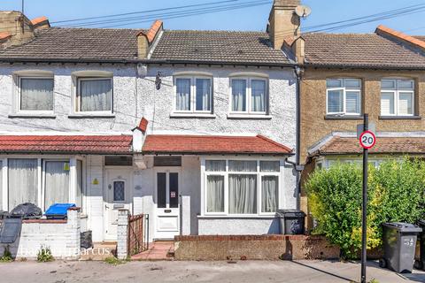 3 bed property, in Lakehall Road, £400,000