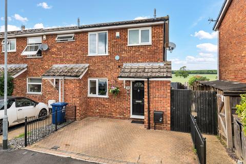 2 bed property, in First Avenue, £240,000