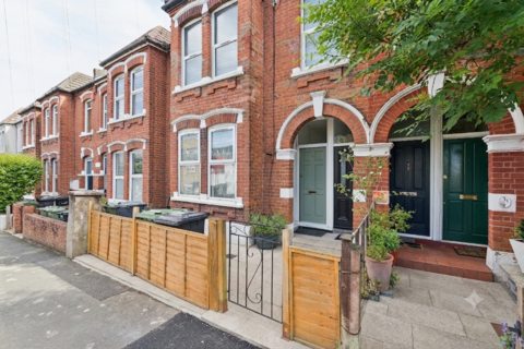 2 bed property, in Darlington Road, £320,000