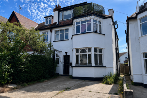 1 bed property, in 14A Ailsa Road, £91,000