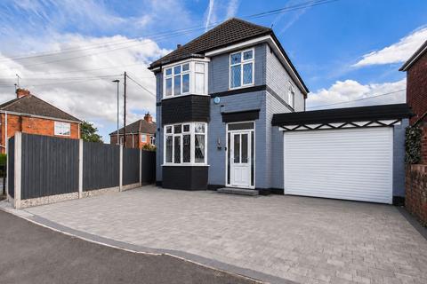 3 bed property, in Lincoln Gardens, £210,000
