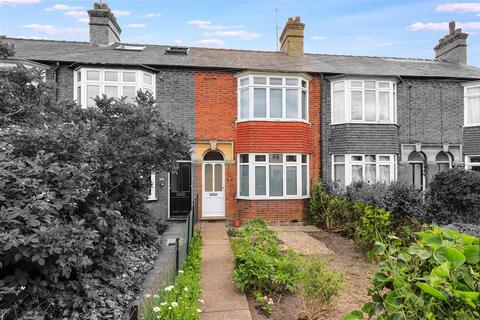 3 bed property, in Cherry Hinton Road, £450,000