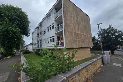 2 bed property, in Warley Mount, £160,000