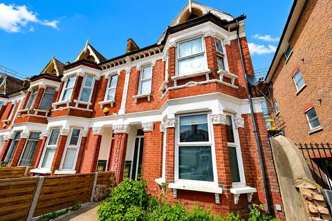 6 bed property, in Limes Grove, £950,000