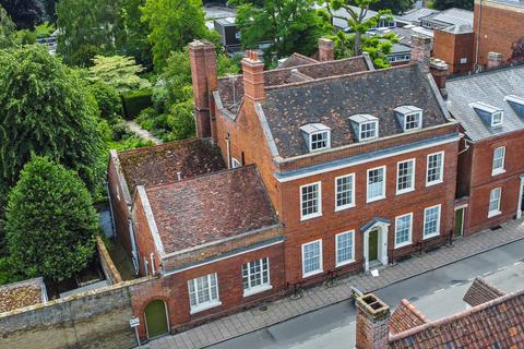 8 bed property, in Westgate Street, £1,750,000
