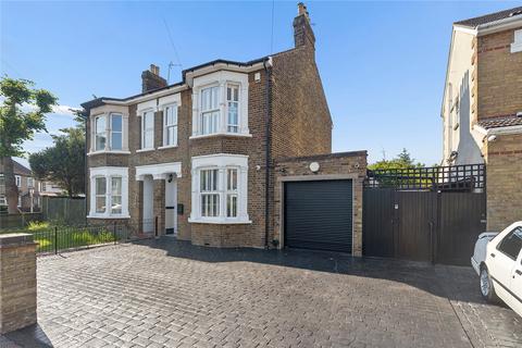 4 bed property, in Brentwood Road, £725,000