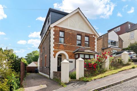 5 bed property, in Highfield Road, £800,000