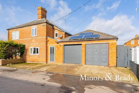 3 bed property, in Kitchener Road, £290,000