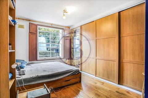 2 bed property, in Garden Flat, £650,000