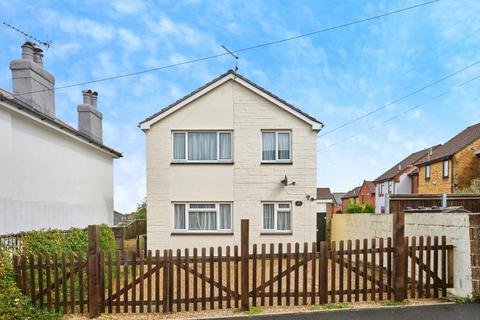 2 bed property, in Woodhill Close, £100,000