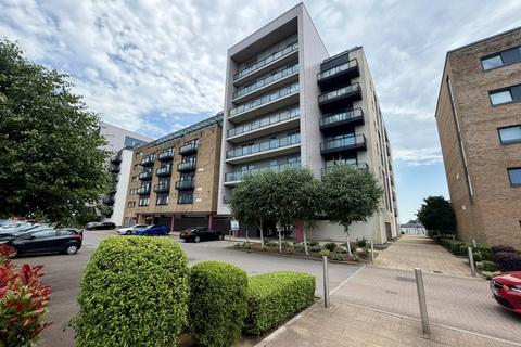 2 bed property, in Ferry Court, £119,000