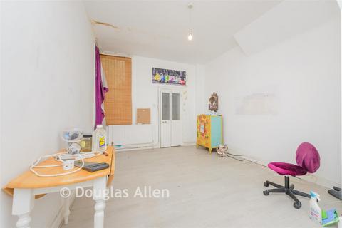 2 bed property, in Warwick Gardens, £280,000