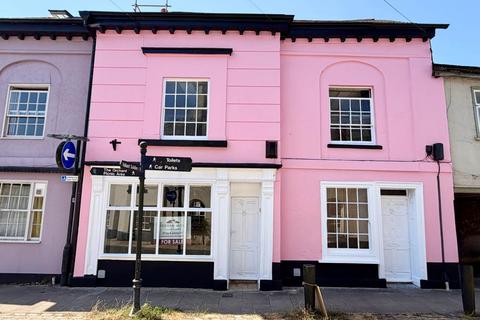 2 bed property, in Fore Street, £195,000