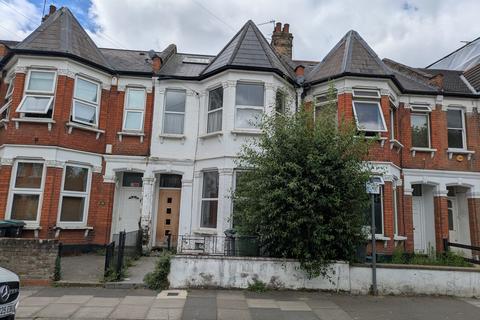 4 bed property, in Langham Road, £840,000