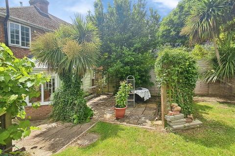 4 bed property, in Canterbury Road, £490,000