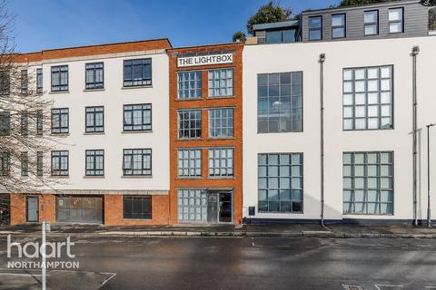 2 bed property, in Duke Street, £160,000